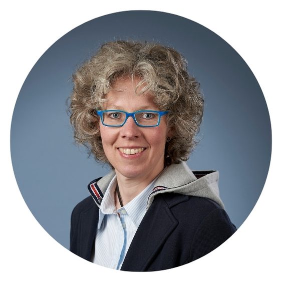 Portrait von Victoria Weyers von Weyers Safety Skills. Sie trägt ein Jackett mit Hoodie und eine blaue Hornbrille.